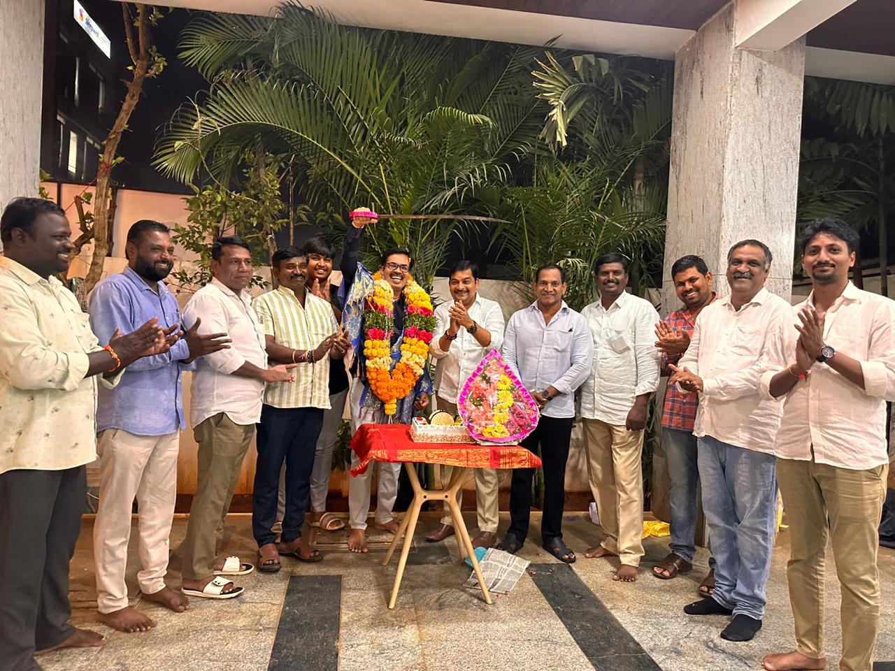 వేణుగోపాల్ రెడ్డిని సన్మానించిన మిత్ర బృందం