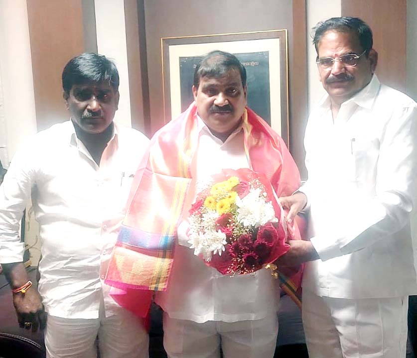 మంత్రి మహేందర్ రెడ్డిని కలిసిన లక్ష్మారెడ్డి