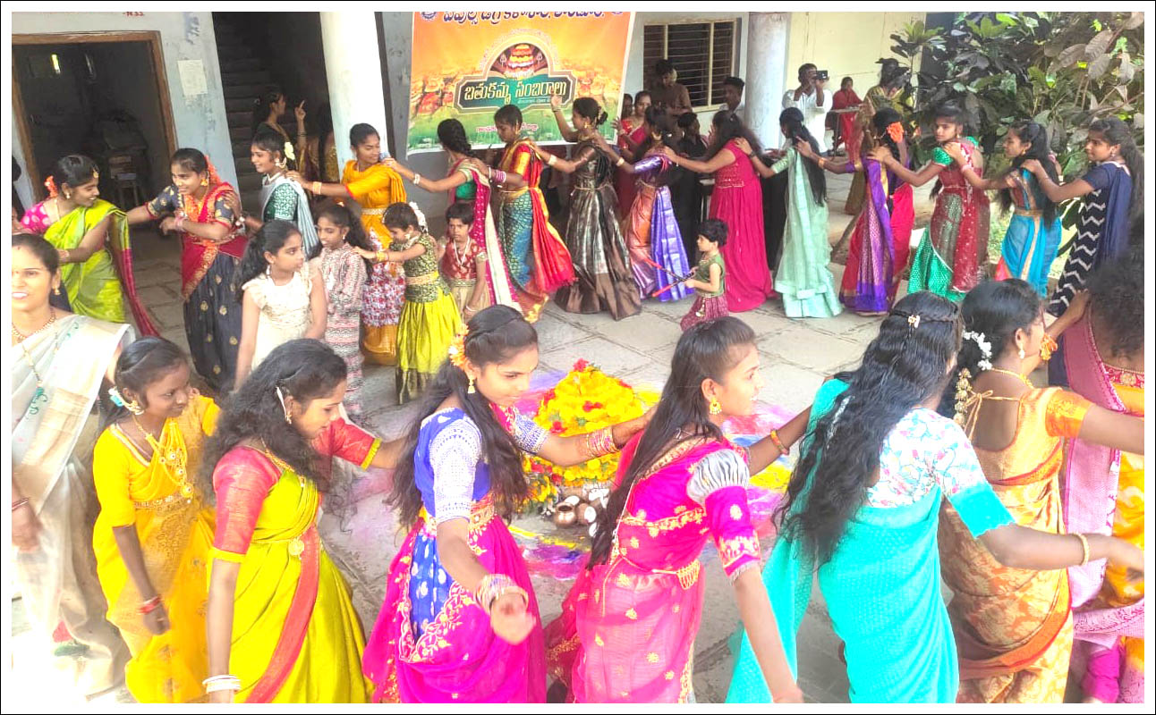 పరవశించిన.. పీపుల్స్ కాలేజీ..!