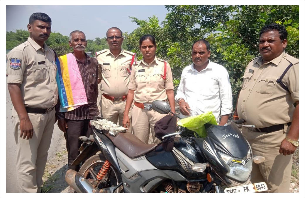 చెక్ పోస్టు వద్ద రూ.2.38 లక్షలు సీజ్..!