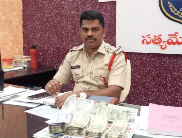 రూ. 2.50లక్షలు సీజ్..!