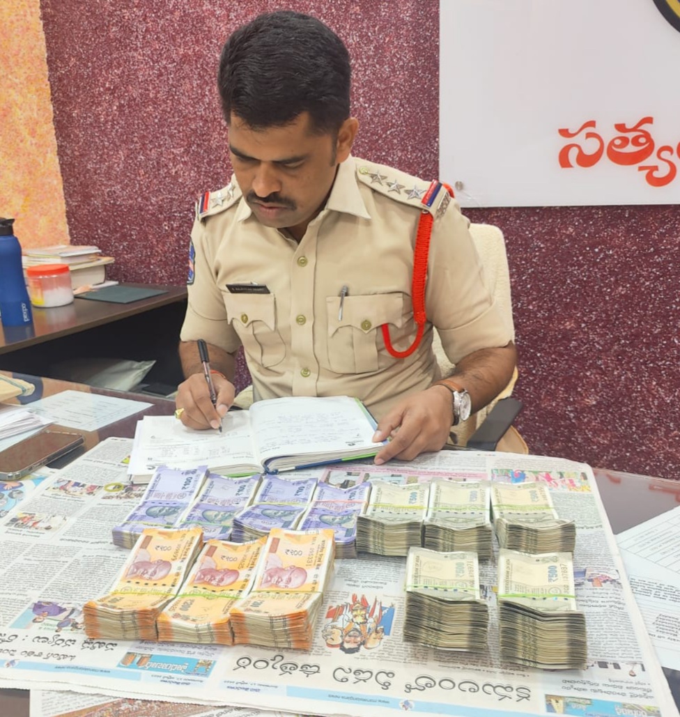 వ్యాపారి వద్ద నగదు సీజ్..!