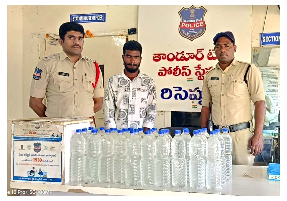 ప్లాస్టిక్‌ బాటిళ్లలో నాటుసారా..!