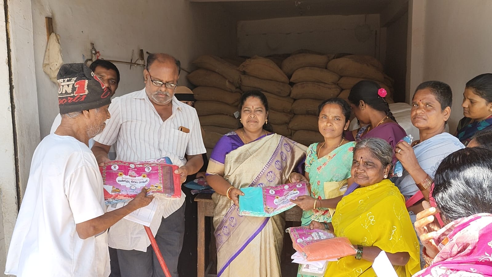 ఆత్మగౌరవం పెంచే బతుకమ్మ సారే