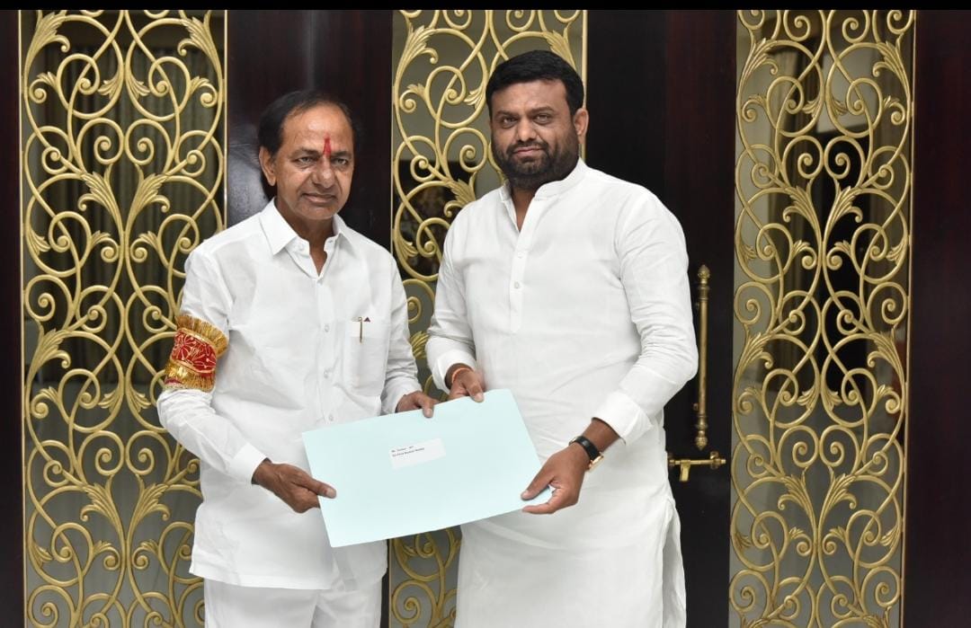 పైలెట్ చేతికి బీ-ఫారం..!