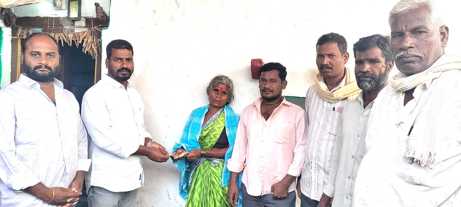 మృతుని కుటుంబానికి మనోహర్ రెడ్డి భరోసా
