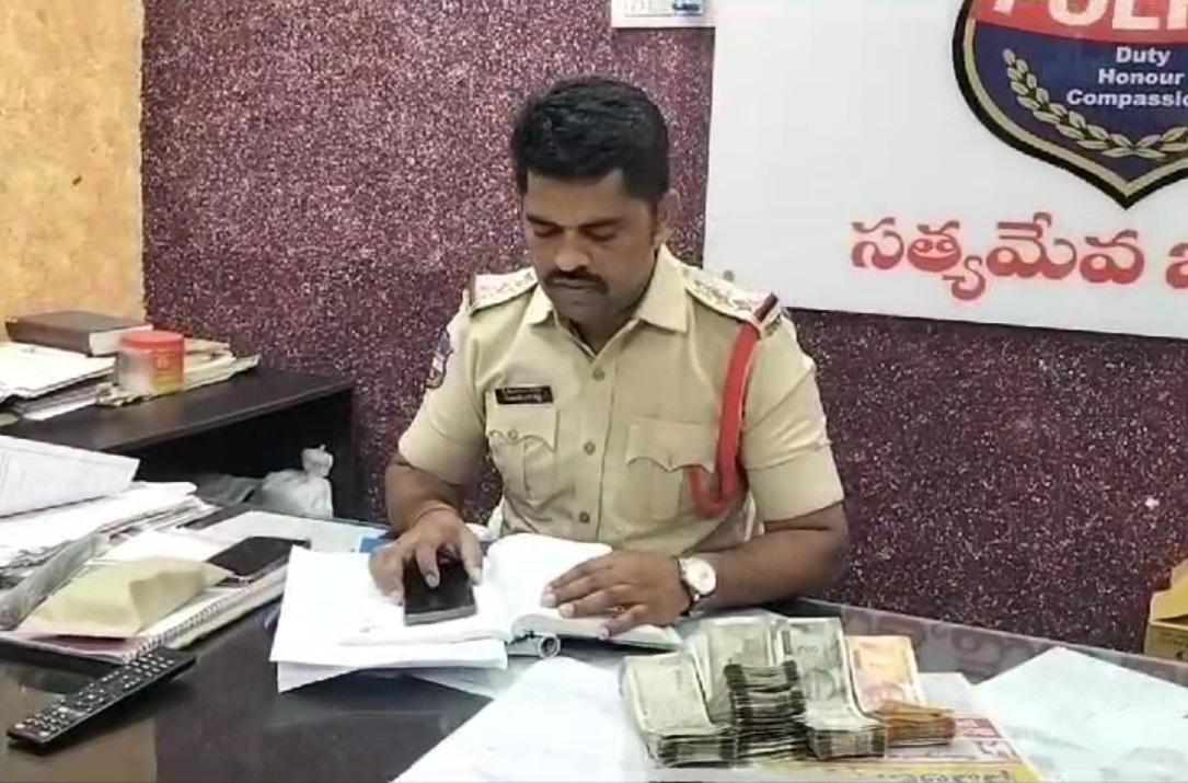 ఇద్దరు వ్యక్తుల నుంచి రూ. 2.48 లక్షలు సీజ్