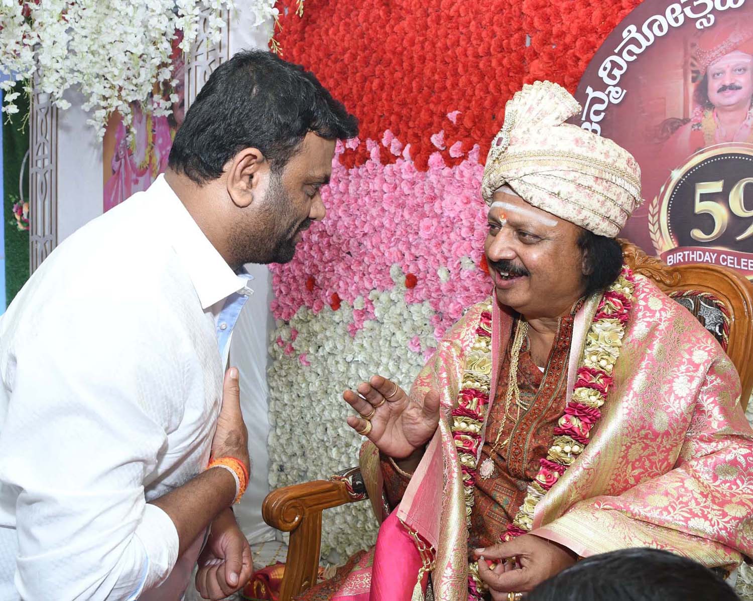 సిద్ధకోటేంద్ర శివాచార్యను కలిసిన ఎమ్మెల్యే పైలెట్