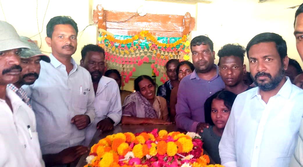మున్సిపల్ కార్మికుడి కుటుంబానికి అండగా ఉంటాం