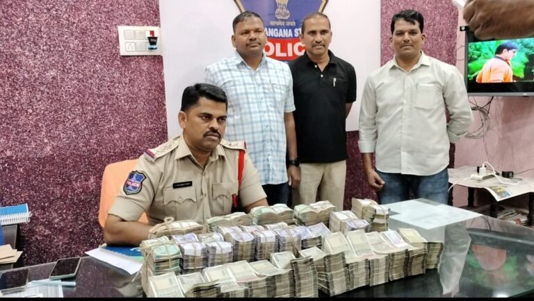 హ్యాండ్ బ్యాగులో నోట్ల కట్టలు..!