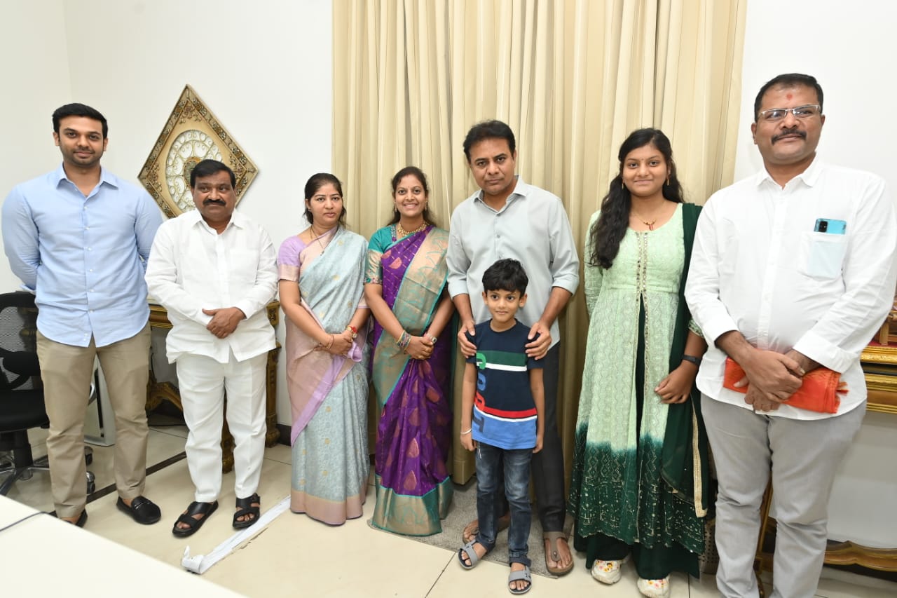 బీఆర్ఎస్ పార్టీలో సముచిత స్థానం కల్పించండి