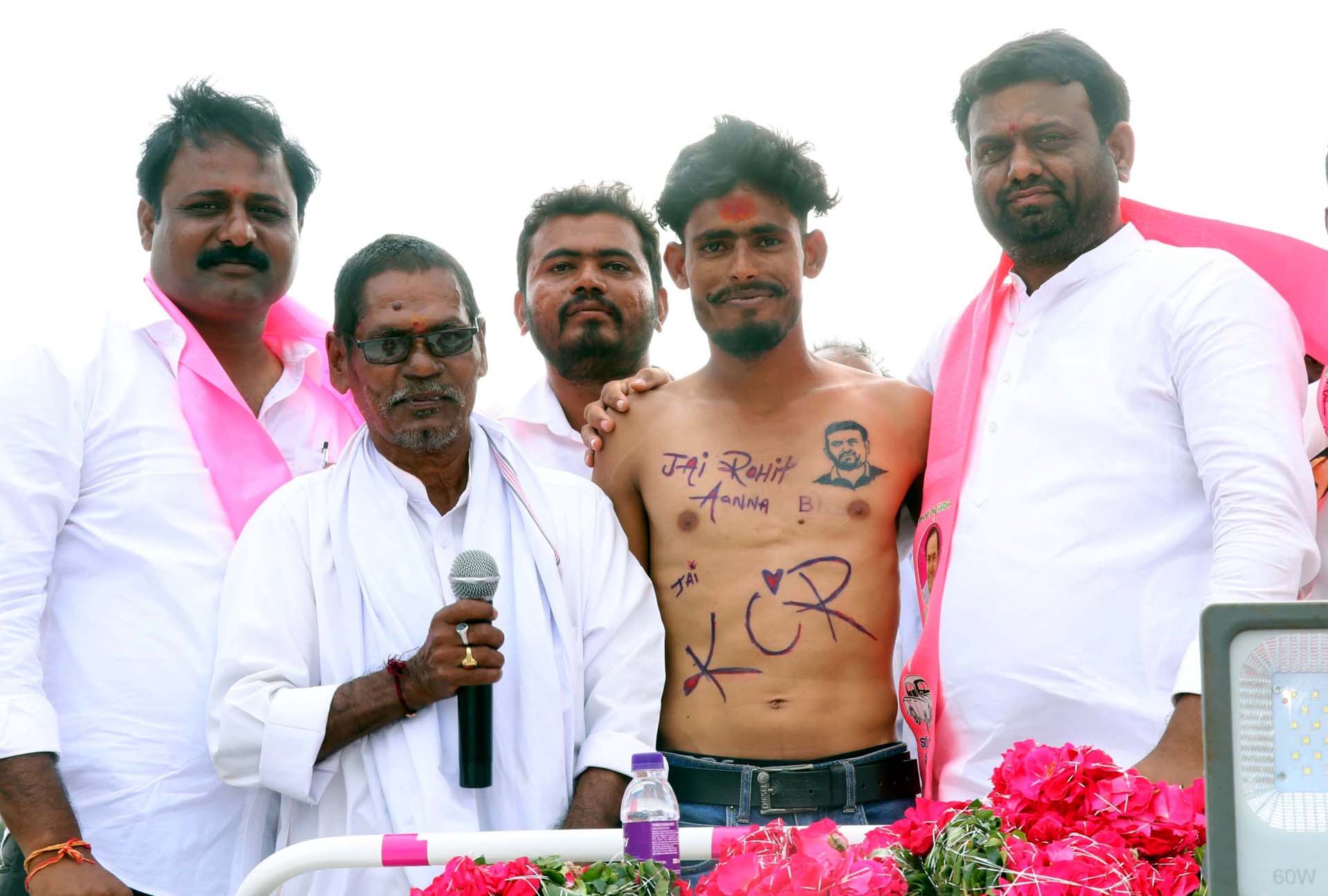 జై కేసీఆర్.. జై.. రోహిత్ అన్న..!