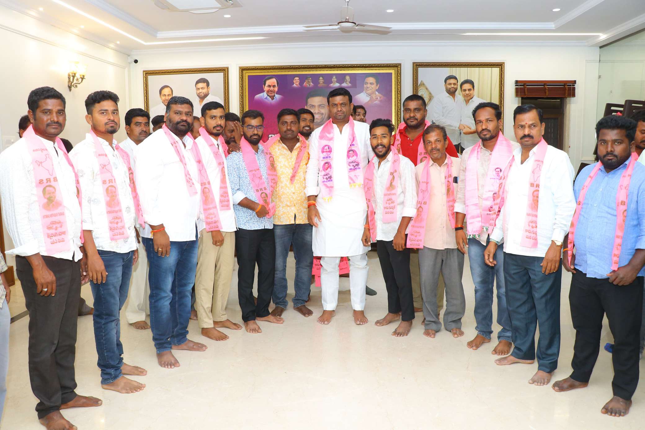 కారు హోరు.. చేరికలు జోరు..!
