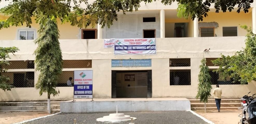 ఎక్కడోళ్లు.. అక్కడే..!