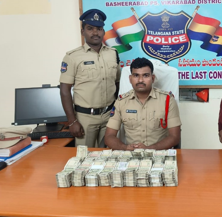 బ్యాగులో డబ్బుల మూట..!