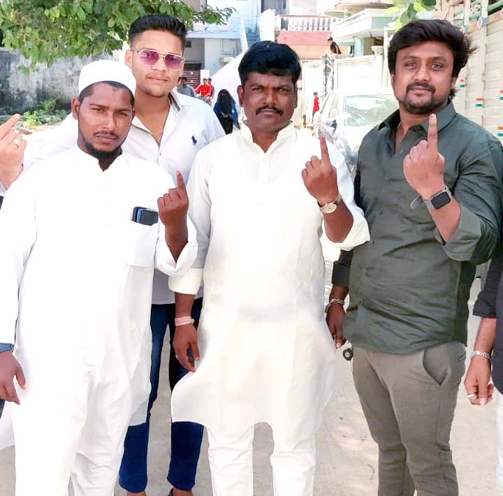 ఓటెత్తిన యువత