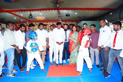 చదువుతో పాటు క్రీడల్లో రాణించాలి