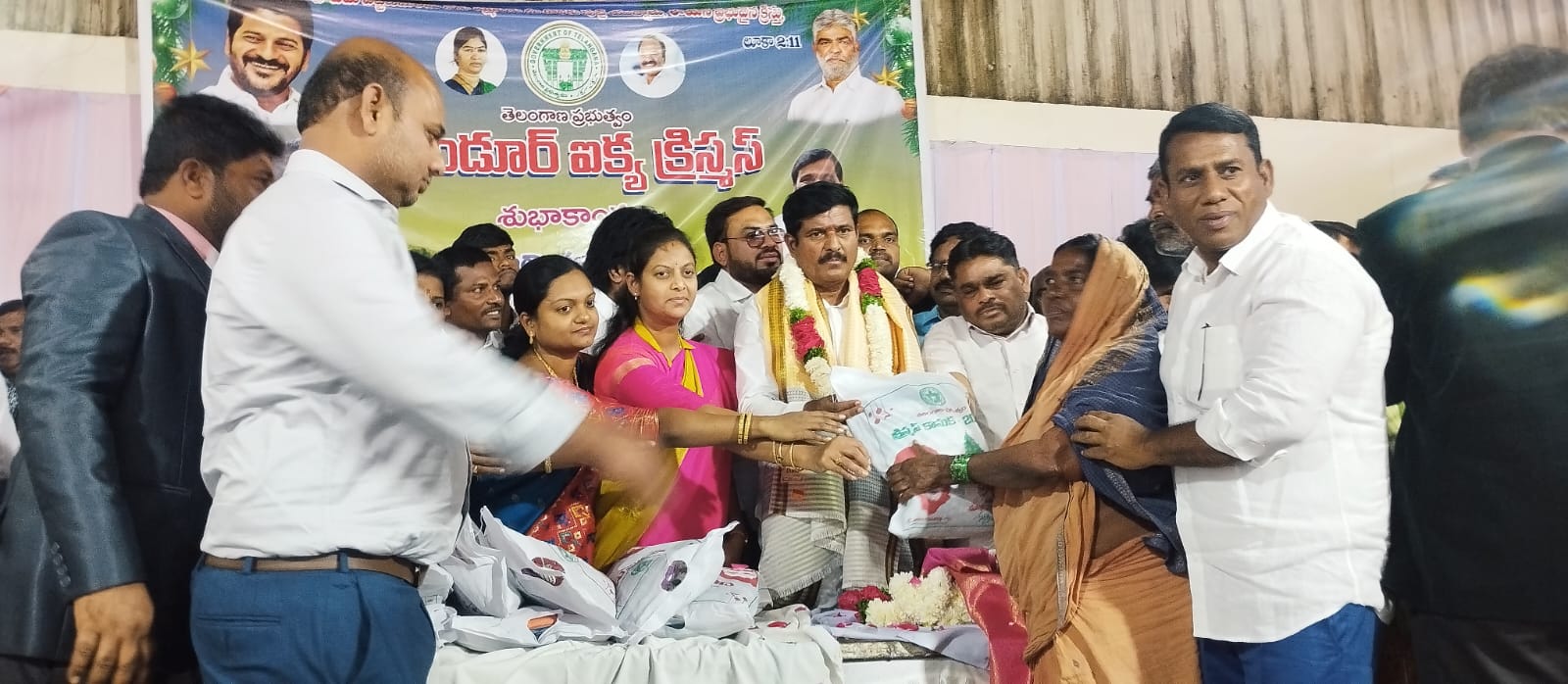క్రిస్మస్‌ను సంతోషంగా జరుపుకోవాలి