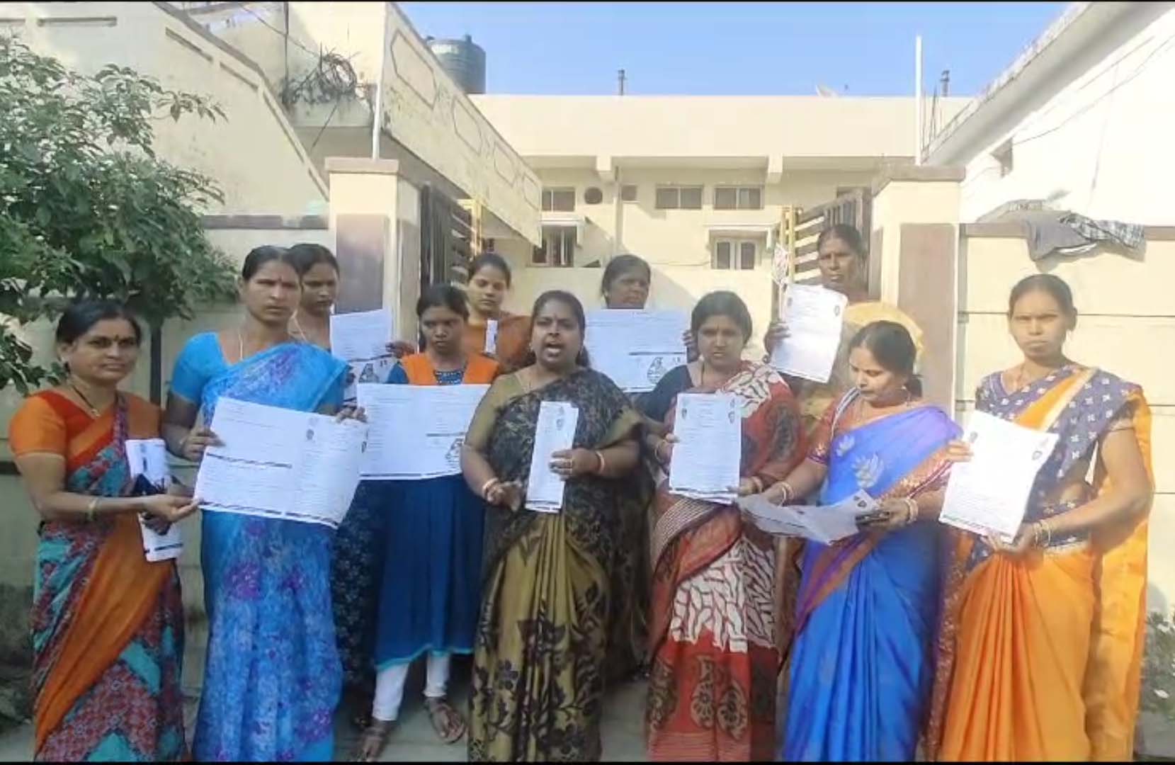 కాంగ్రెస్ నేతల దౌర్జన్యం తగదు