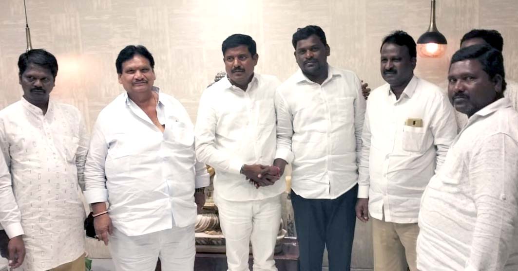 ఎమ్మెల్యే మనోహర్ రెడ్డిని కలిసిన నేతలు