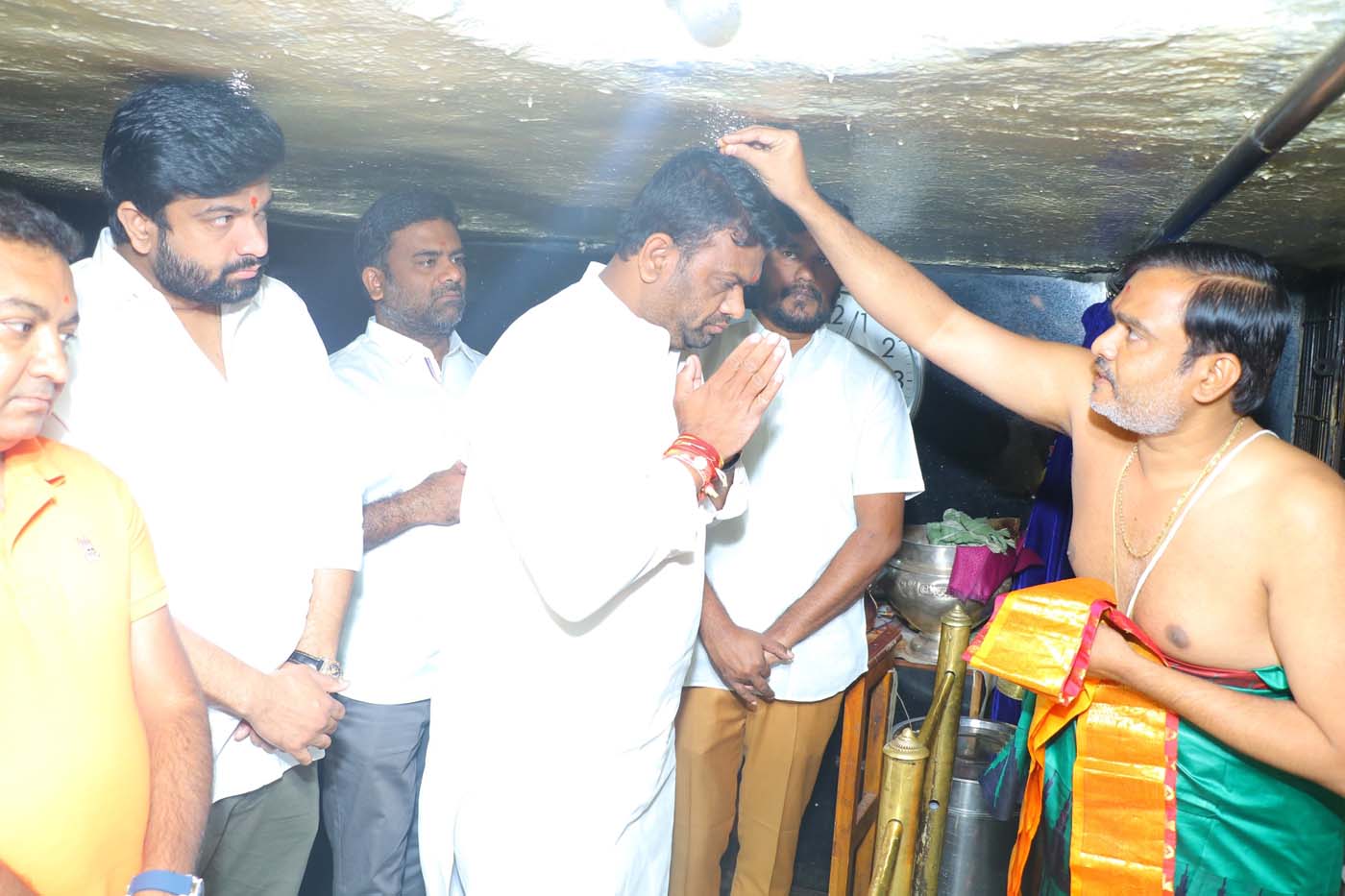 గెలుపుకోసం పైలెట్ పూజలు