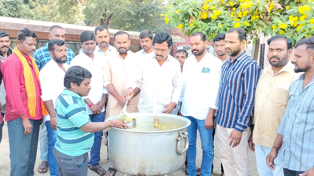 ఘనంగా మాజీ కౌన్సిలర్ శ్రీనివాస్ బర్త్ డే
