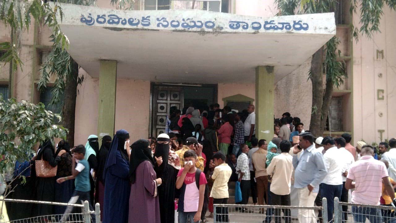 ఆధార్‌ సెంటర్లలో అవస్థల తిష్ట..!