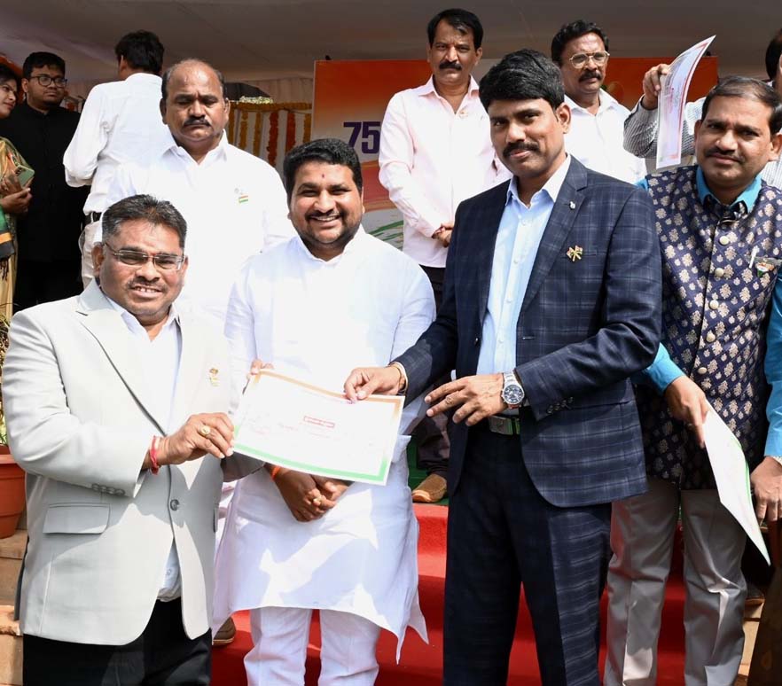 తాండూరు ఆర్డీఓకు ఉత్తమ అవార్డు