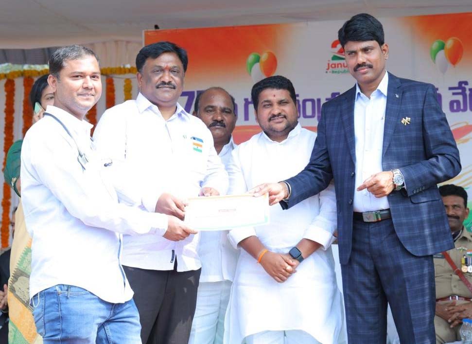 ఉత్తమ వైద్యుడిగా డా.ప్రవీణ్ గౌడ్