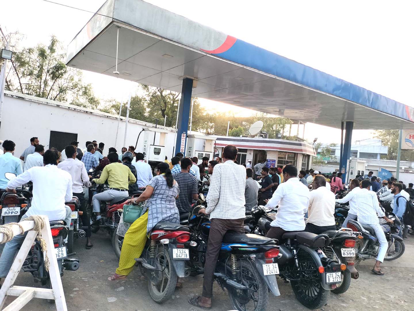 పెట్రోల్ బంకులో రద్దీ..!