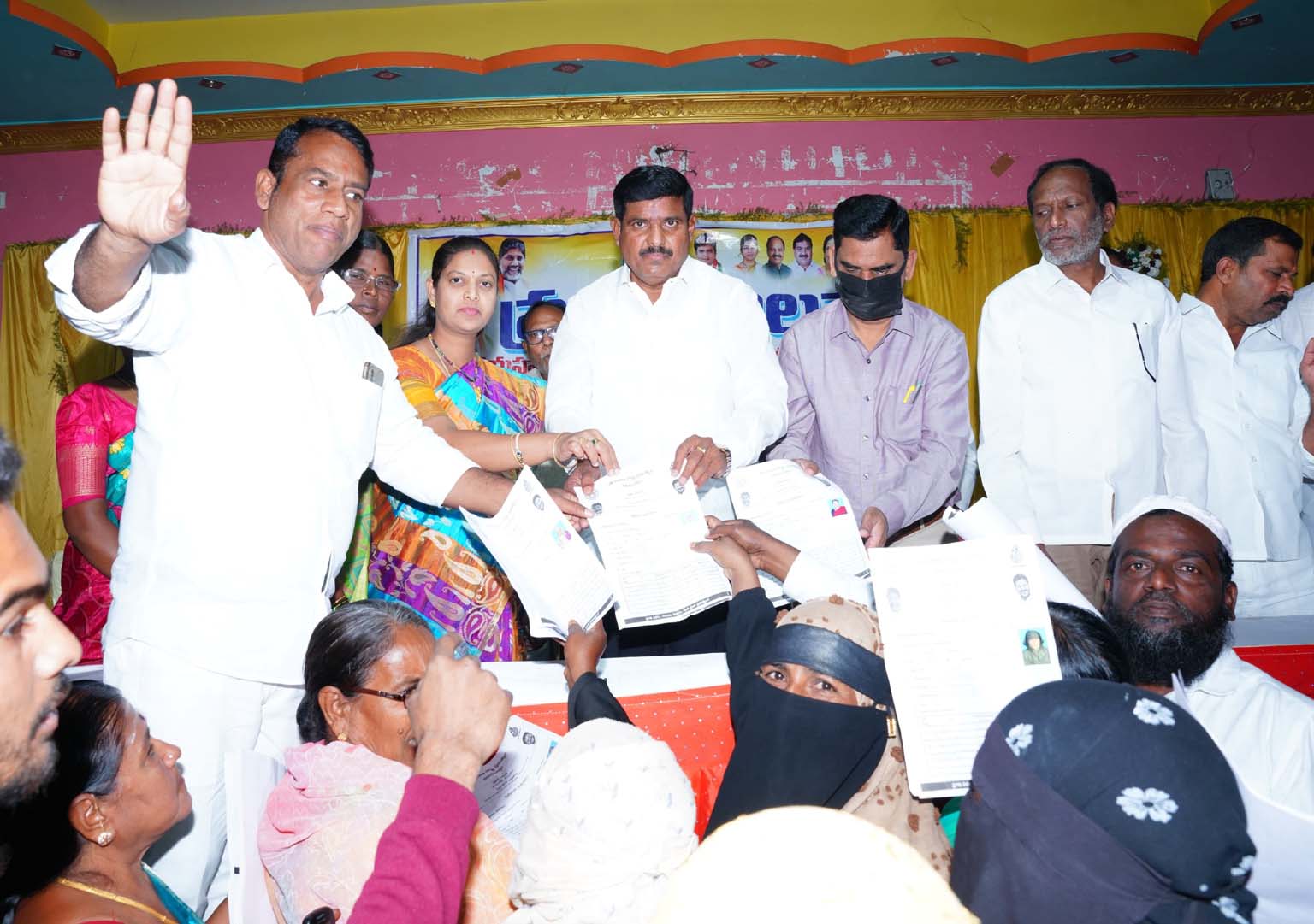 ప్రతి ఇంటికి ఆరు గ్యారెంటీలు