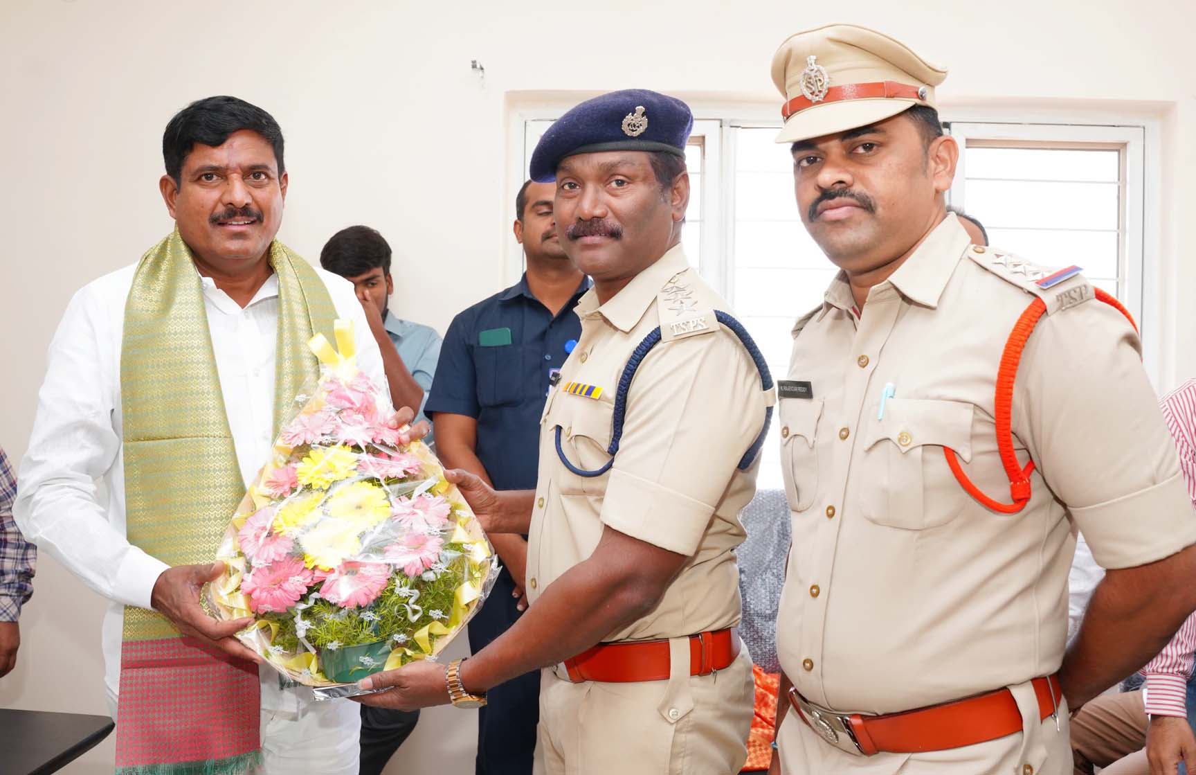 శాంతి భద్రతలను సక్రమంగా అమలు చేయండి