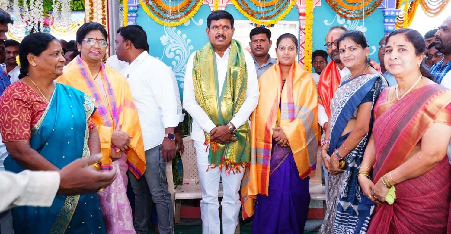 ఎల్లమ్మ తల్లిని దర్శించుకున్న ఎమ్మెల్యే మనోహర్ రెడ్డి