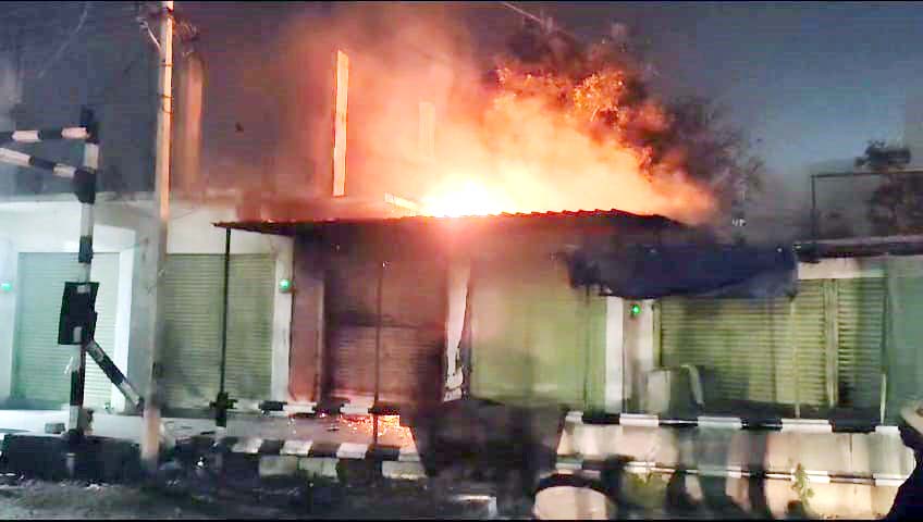 ఆరేక్‌ మాల్‌ దుకాణానికి అగ్గి