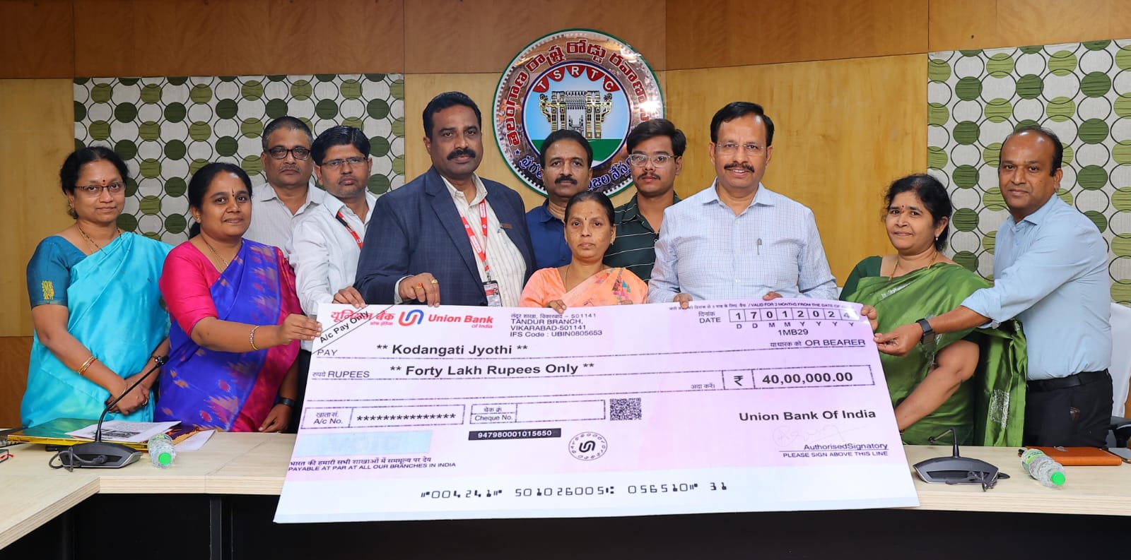 కండక్టర్ కుటుంబానికి ఆర్టీసీ అండ
