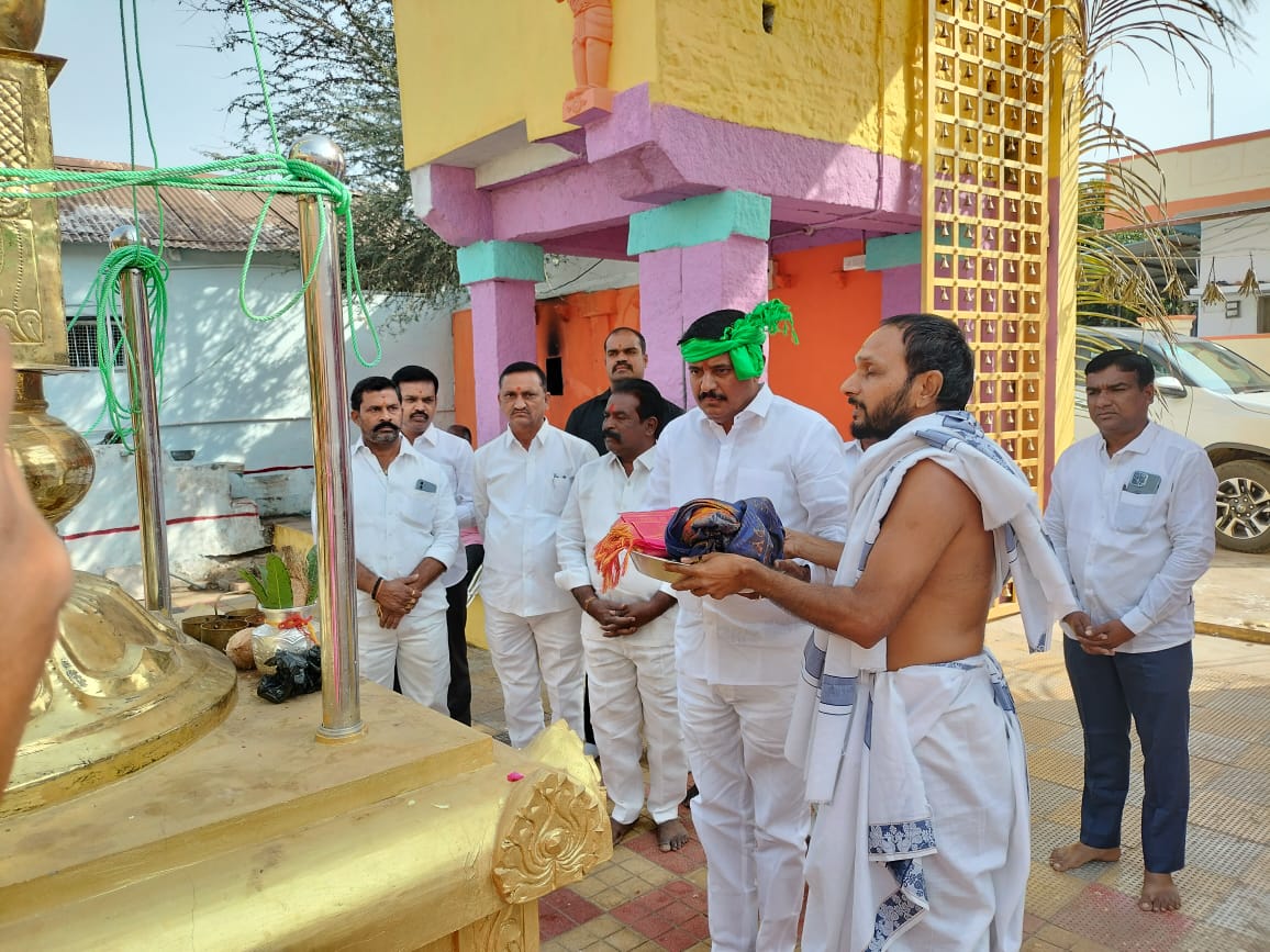 అనంత పద్మనాభుడికి పట్టు వస్త్రాలు..!
