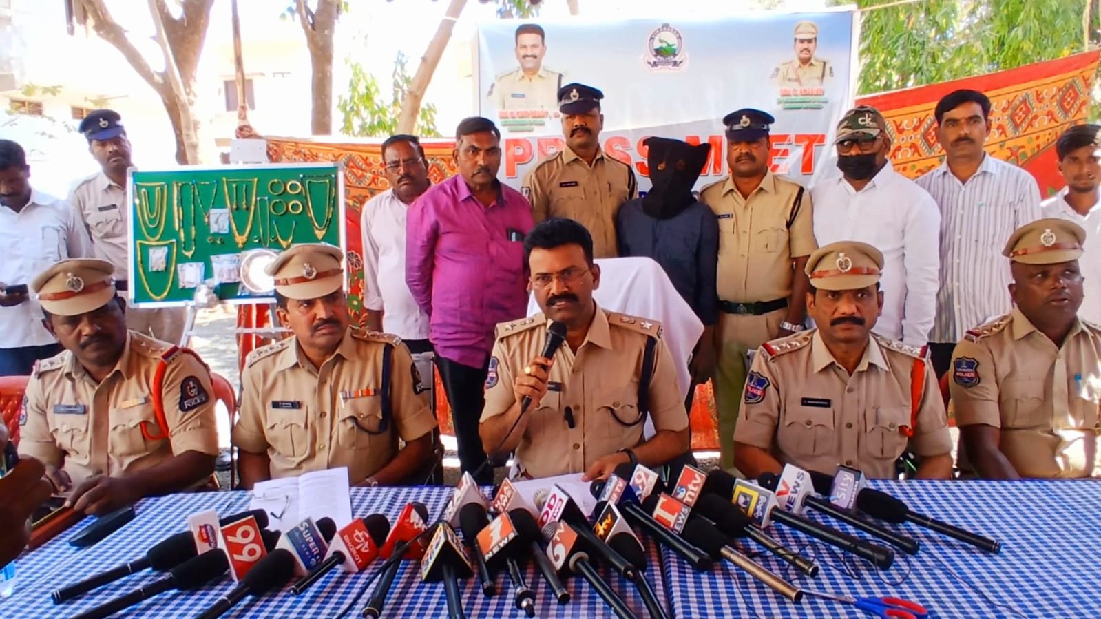 తాళాలు విరగ్గొట్టే టక్కరి దొంగ..!