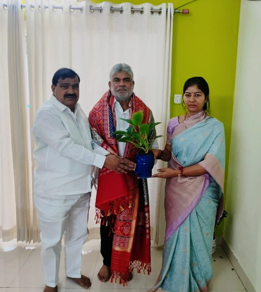 స్పీకర్ గడ్డం ప్రసాద్‌తో ఎమ్మెల్సీ దంపతుల భేటీ
