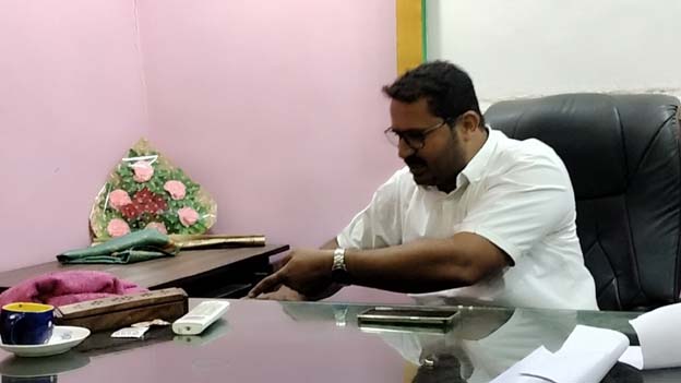 పది మందితో దౌర్జన్యం..!