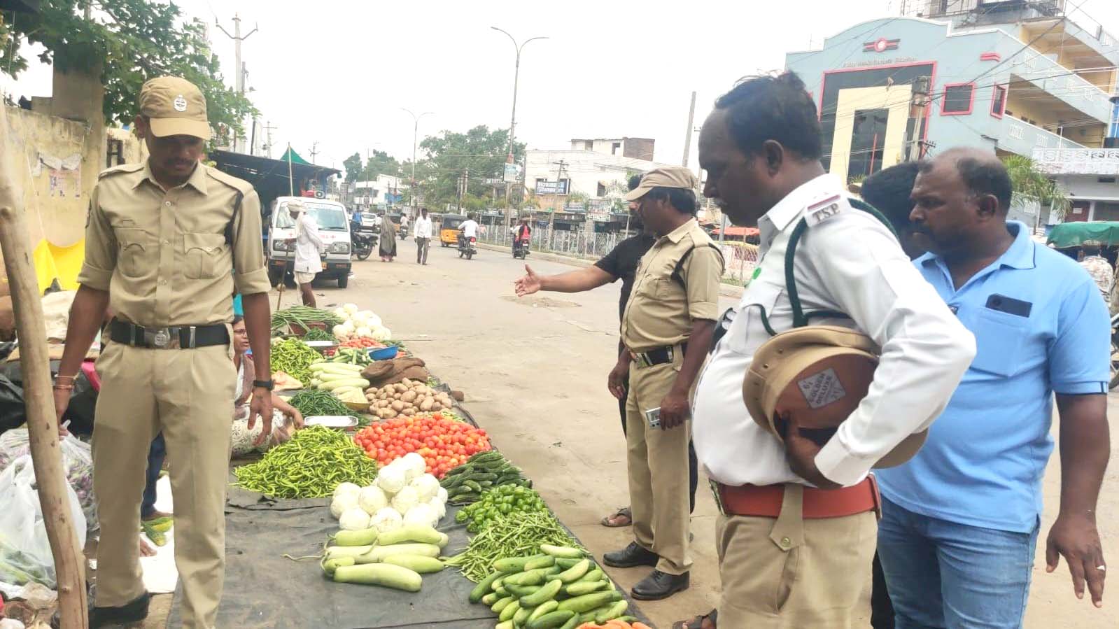 రోడ్లపైకి రాకండి..!
