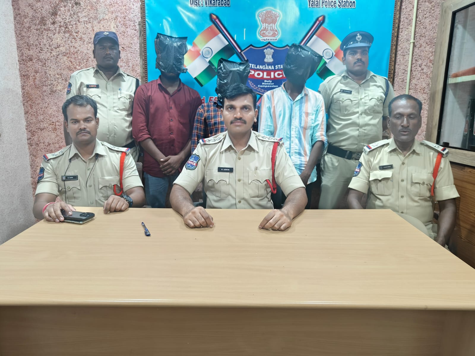 పోలీసులపై గొడ్డలితో దాడి..!