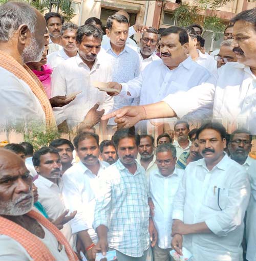 మృతుల కుటుంబాలకు పరామర్శ