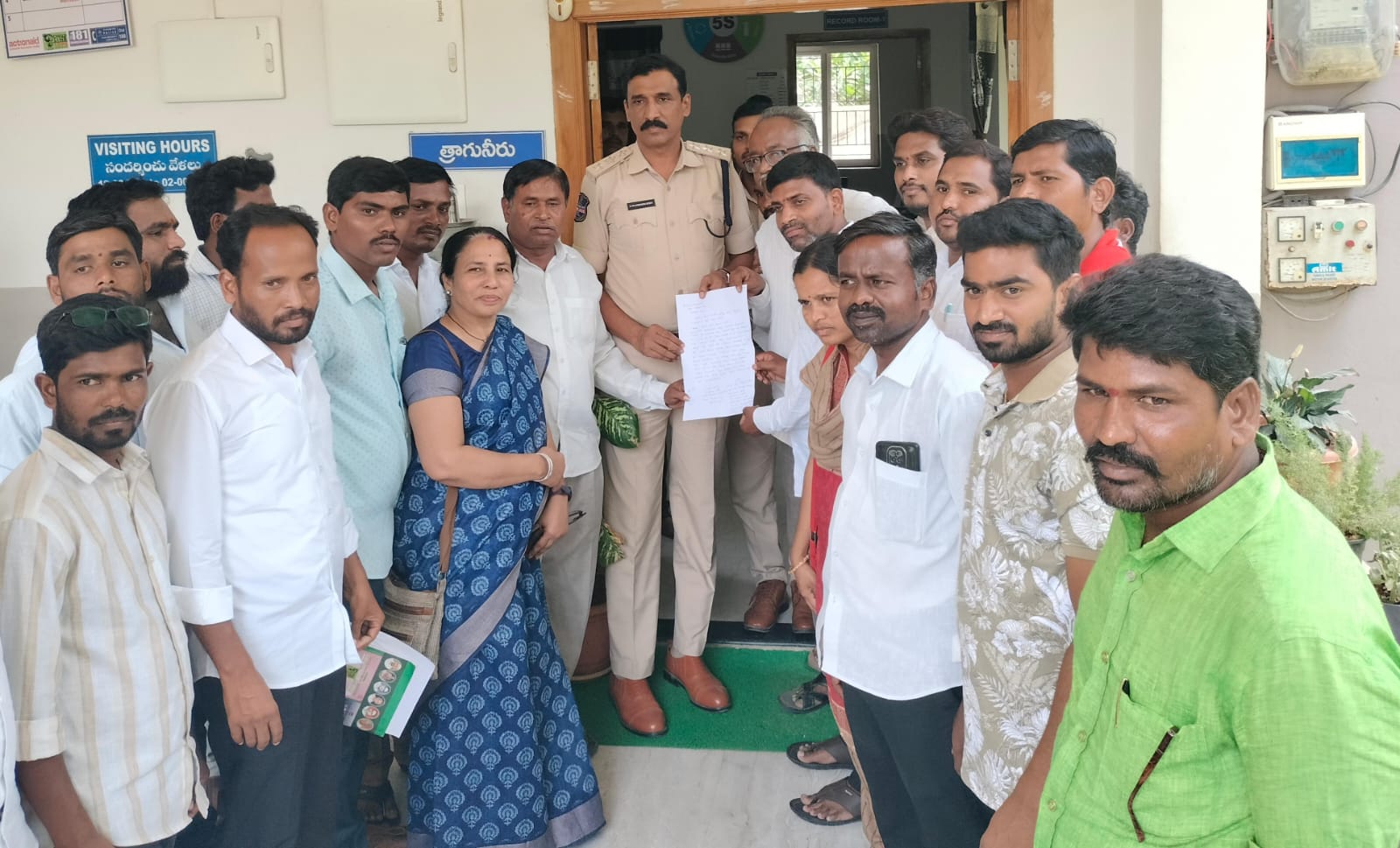 ఎస్‌ఐ, కానిస్టేబుల్‌పై చర్యలు తీసుకోవాలి