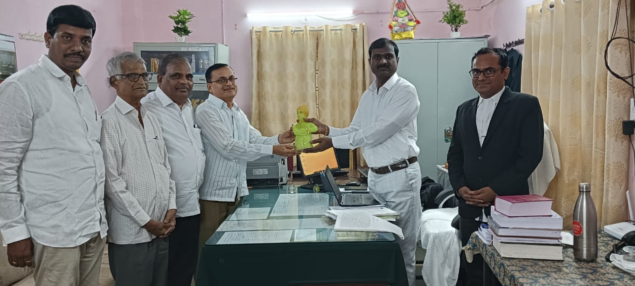 జిల్లా న్యాయమూర్తిని కలిసిన న్యాయవాదులు