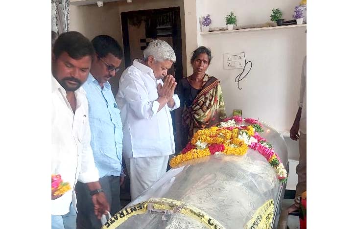 గౌరీ హనుమంతు కుటుంబాన్ని పరామర్శించిన కేపీఆర్