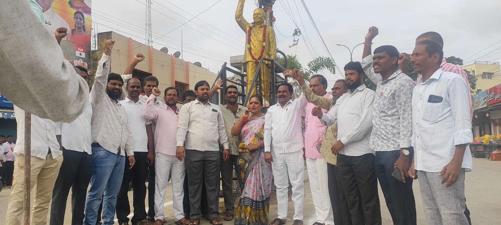 ఉద్యమ కారులకు ప్రాధాన్యత ఇవ్వాలి