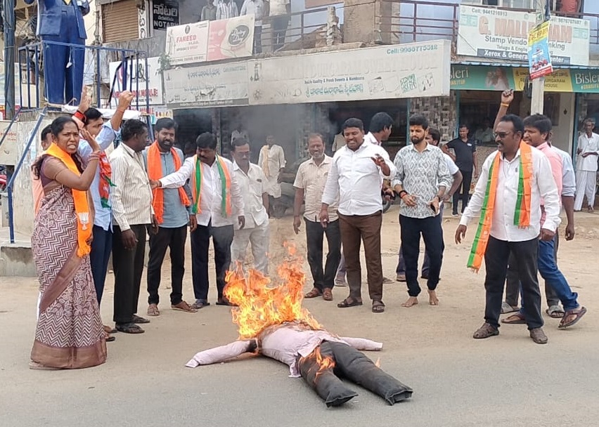 ఓవైసీపై భగ్గుమన్న బీజేపీ..!