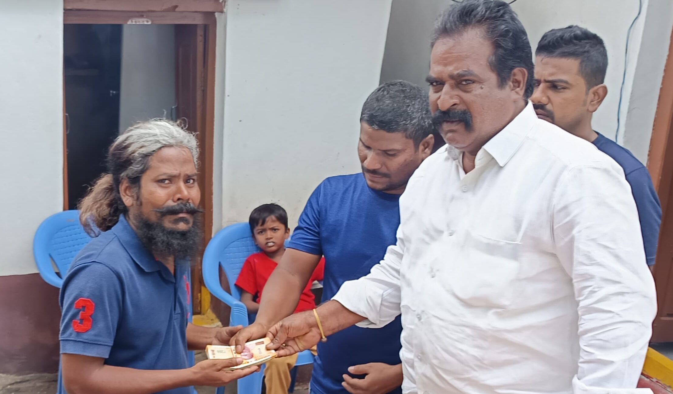 మృతురాలి కుటుంబానికి చేయూత