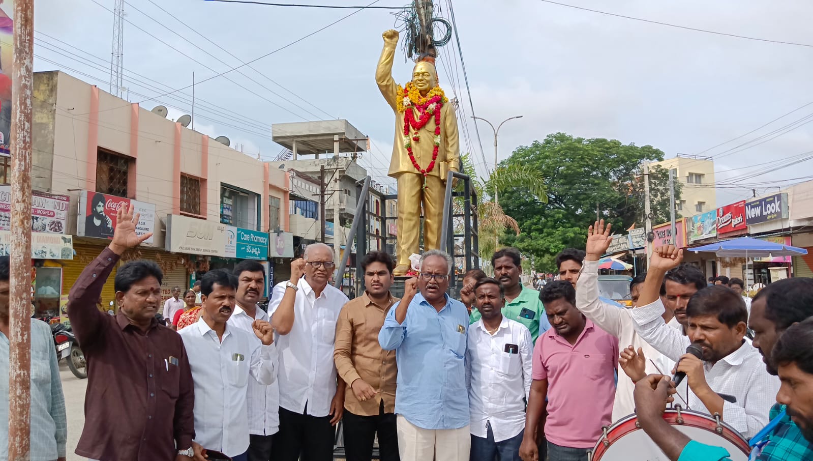 ఉద్యమ కారులను ఆదుకోవాలి