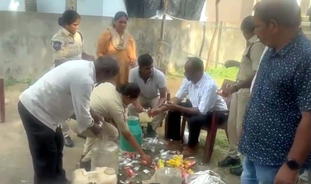 సీజ్ చేసిన మద్యం ధ్వంసం